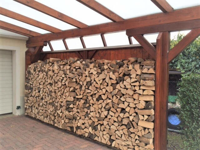 Carport mit Holzlagerplatz